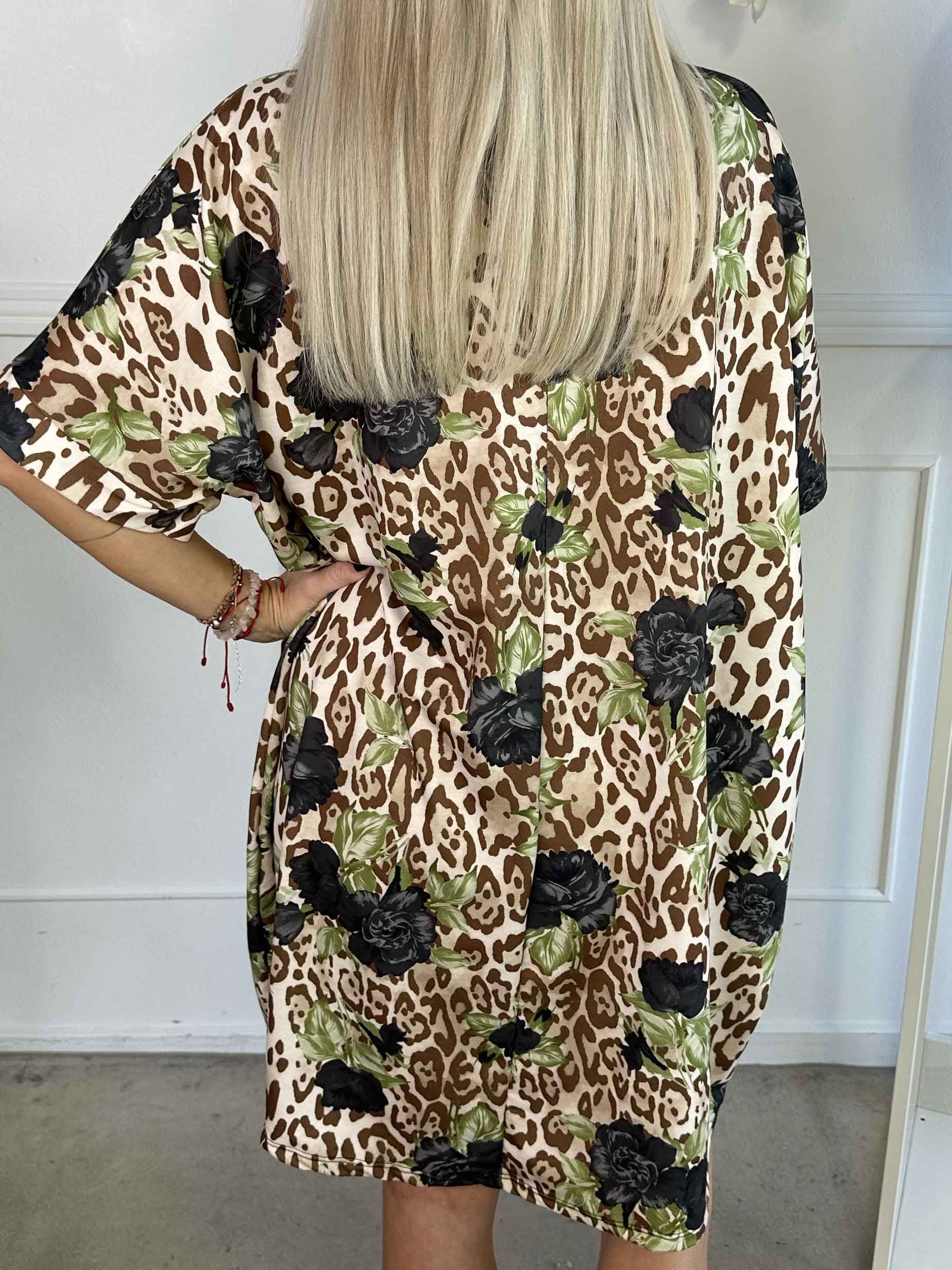 Mintu Leo Dress - Blød t-shirtkjole i bomuld med leopardprint